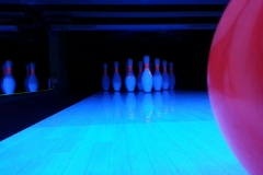 Hiwi Bowling Kugel auf Bowlingbahn bei Schwarzlicht